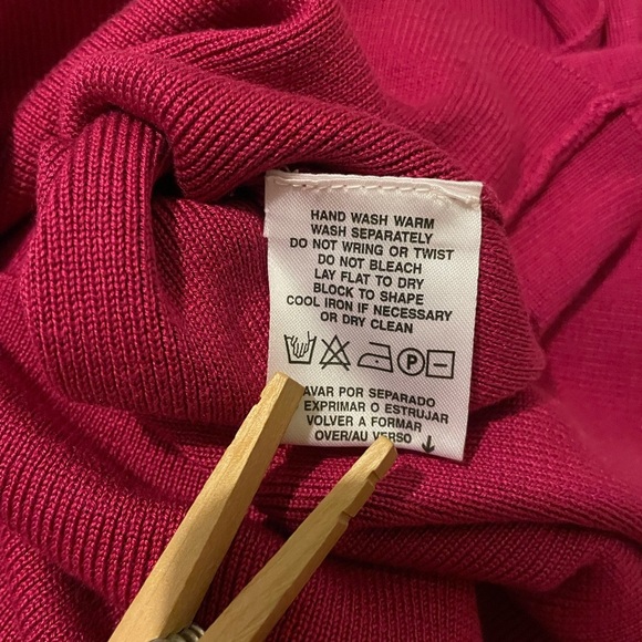 LIZ CLAIBORNE collection 100% Silk sweater-small like new - Picture 7 of 7